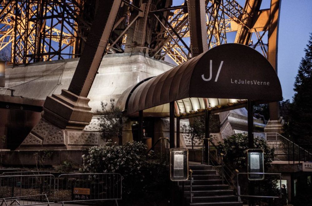 Identité et logo du restaurant le Jules Verne par Alain Ducasse au 2etage de la tour eiffel