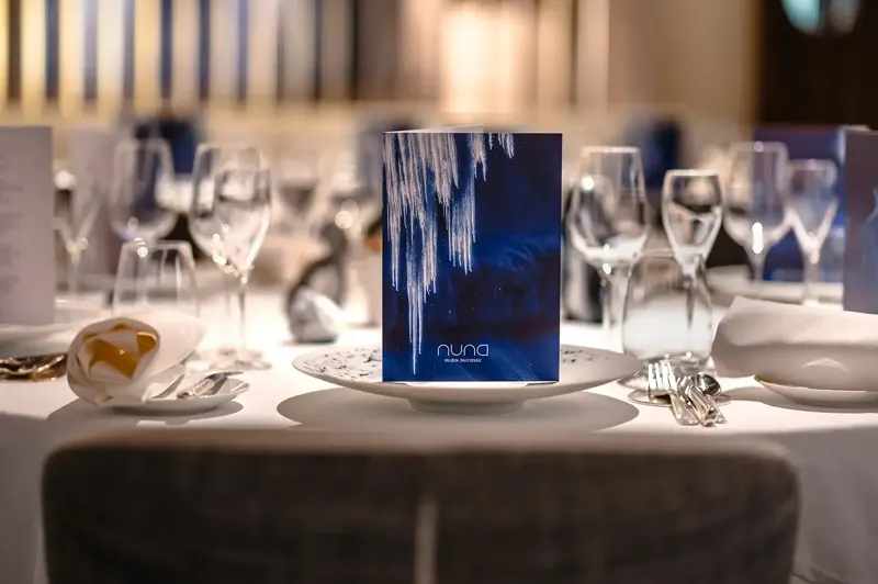 Réalisation identité restaurant Nuna à bord du navire Ponant par Soins Graphiques